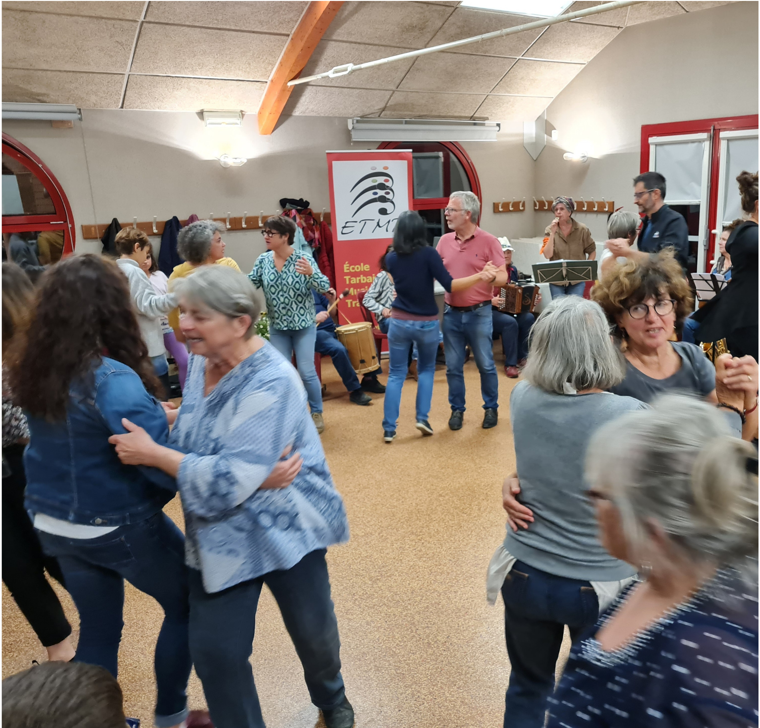 Mini-bal gascon animé par Balensoirs à l'occasion des 10 ans de l'association Pasd'côté