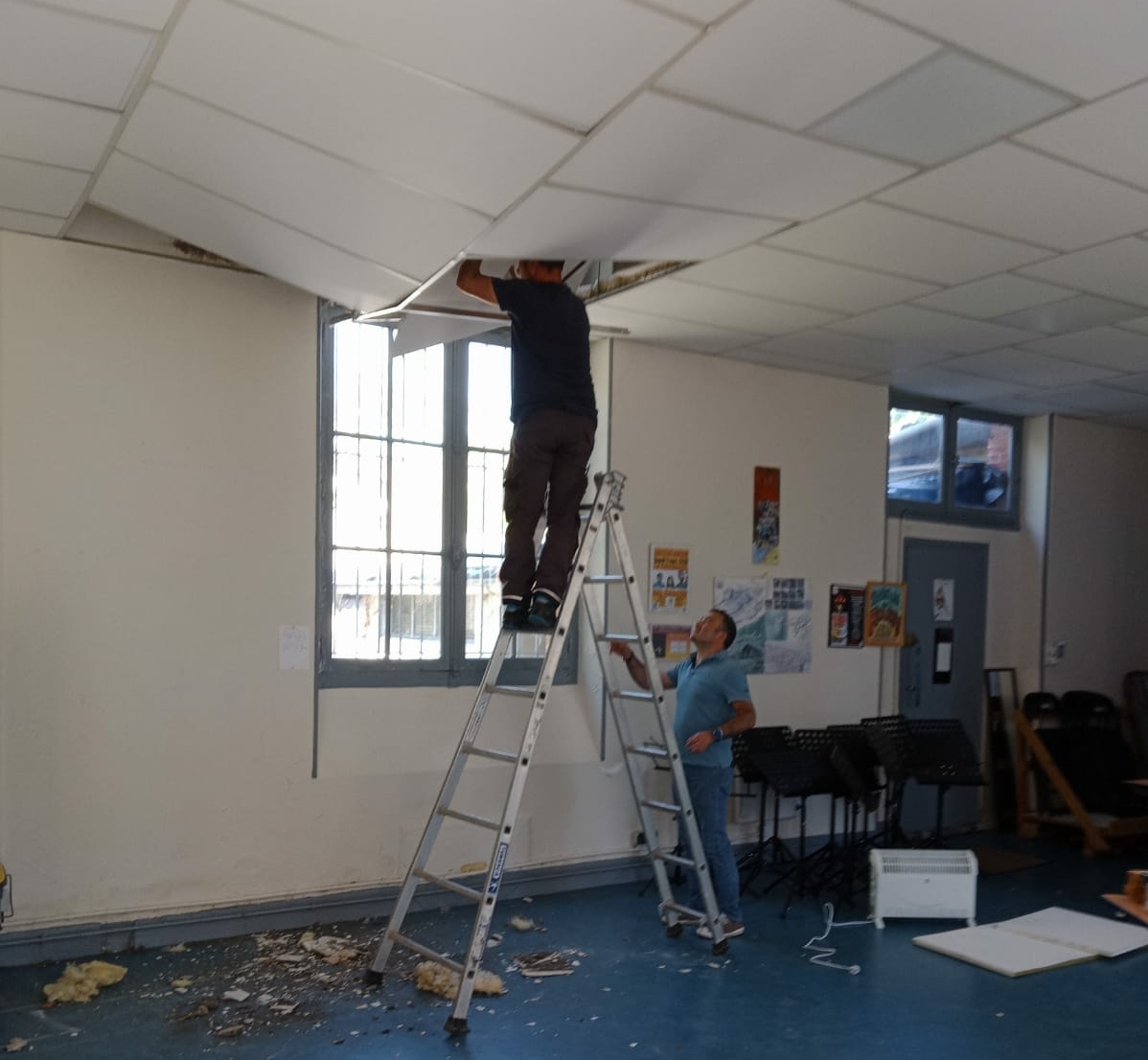 Photo de l'architecte de la ville de Tarbes et d'un technicien du service technique inspectant le plafond endommagé de la salle ADOUR