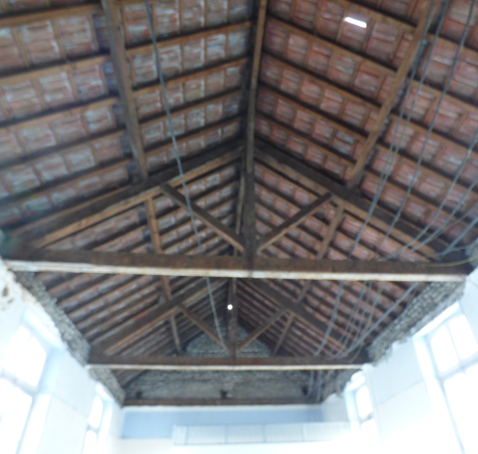 Vue du dessous du toit de la salle ADOUR après dépose du plafond