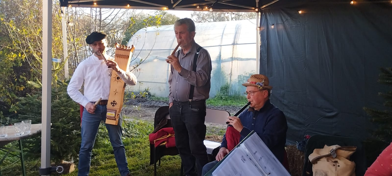 Fabien, Christian et Gilbert du groupe Balensoirs au marché de Noël de la cueillette de l'Aragnon