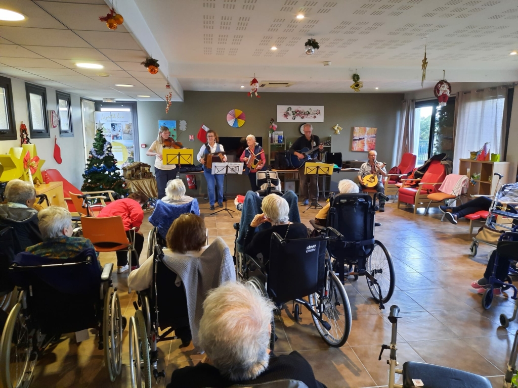 Balensoirs le 7 décembre 2024 à l'EHPAD de Juillan avec les résidents